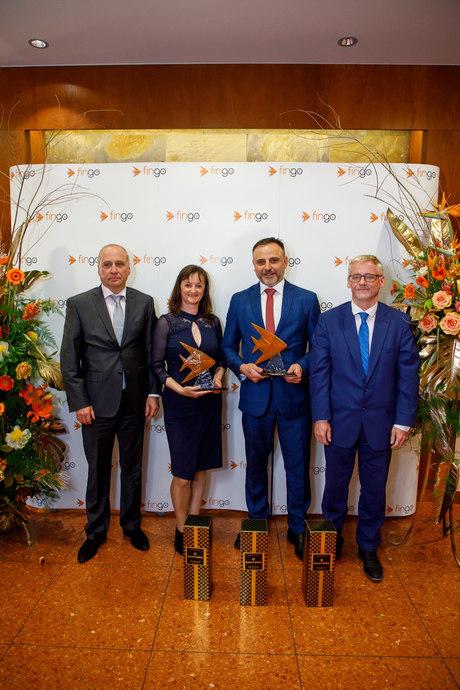 Milan Šlosár s ocenením Fingo Awards spolu s ďalšími ocenenými